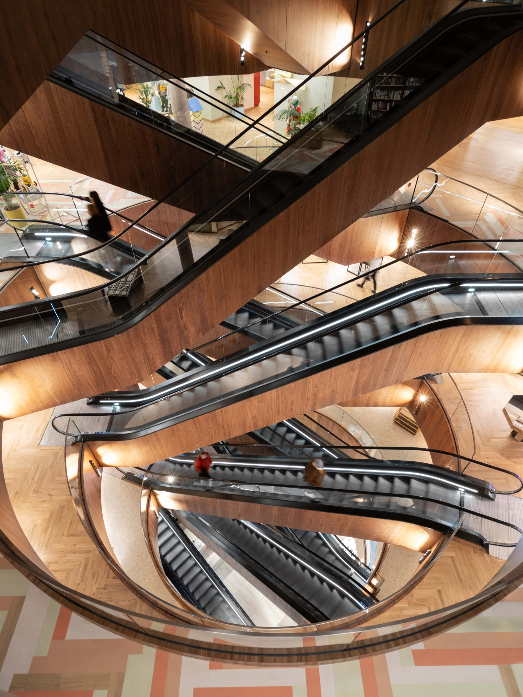 Bild 1: Allein die Rolltreppenanlage besticht schon durch ihre Architektur. Urhebernachweis: Photograph by Marco Cappelletti, Courtesy of OMA